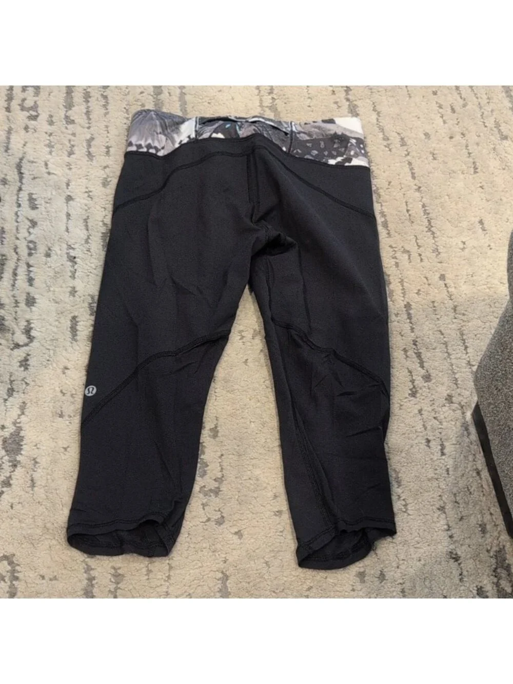 Lululemon Vent It Out Crop Black / Exploded Butterfly Texture Almost Blue Naval